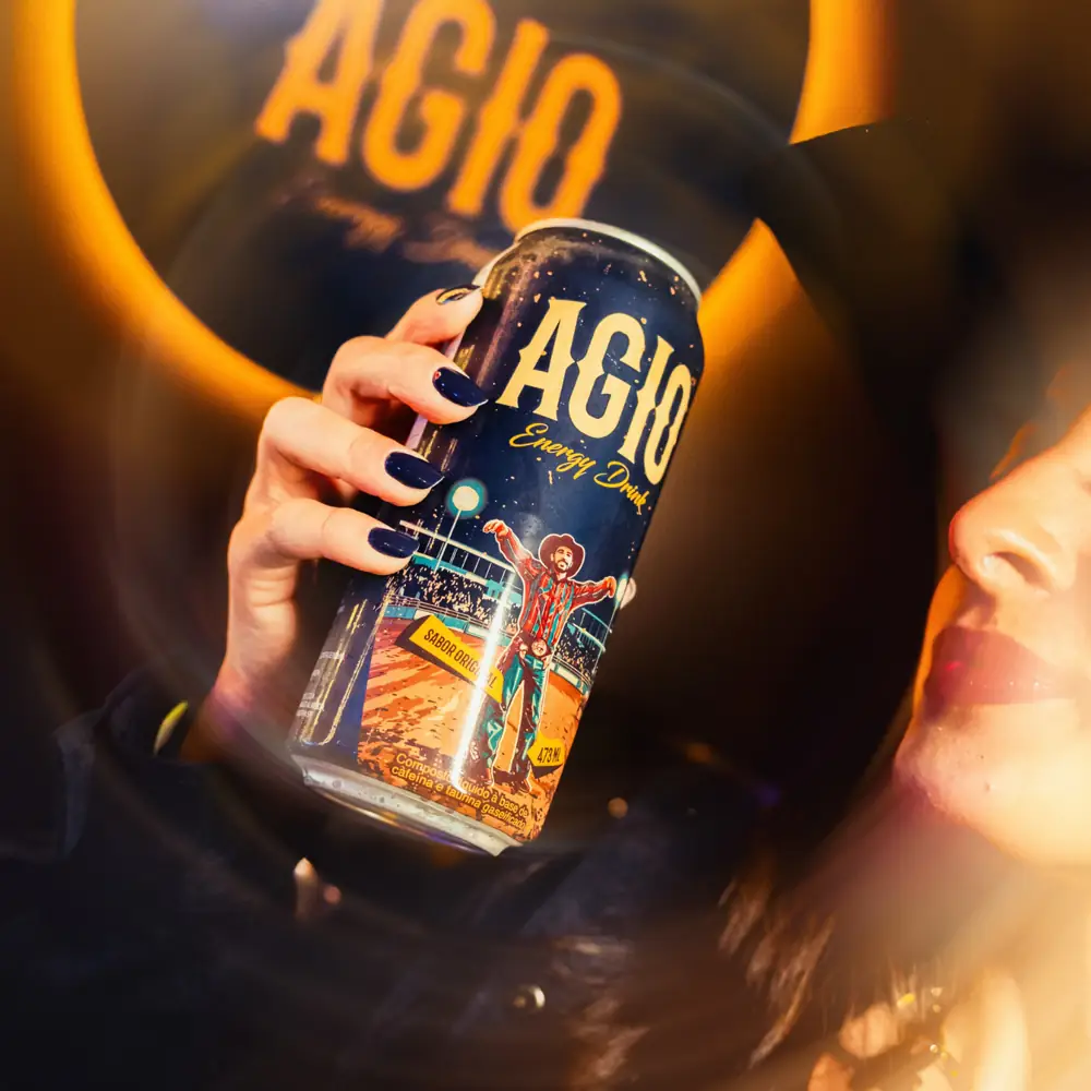 A lata da AGIO na mão, embaixo do letreiro aceso