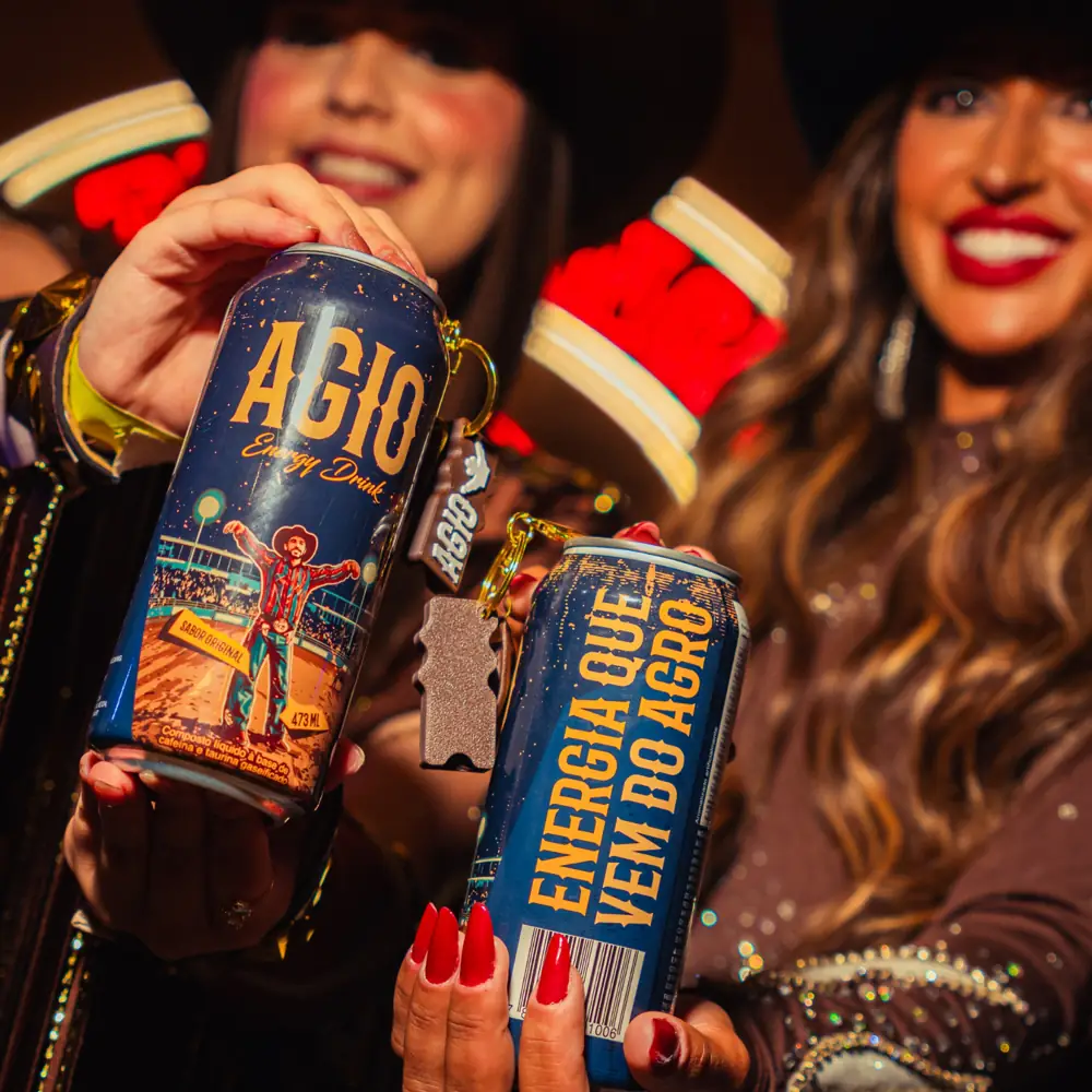 Duas latas da AGIO erguidas na festa