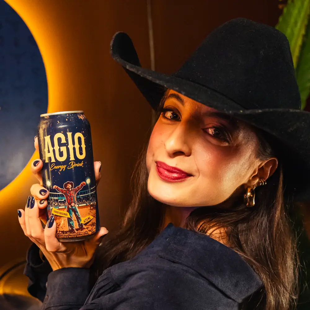 A lata da AGIO na mão, no letreiro aceso